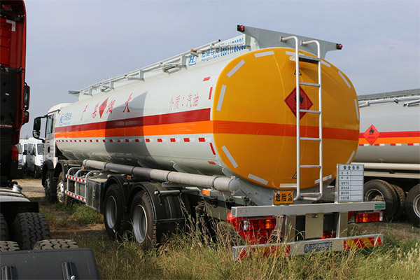 31m³  New SINOTRUK HOWO Fuel Tank Truck 2