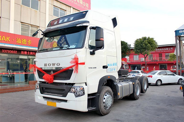 Sinotruk HOWO T7H 440HP Used 6x2 Tractor Truck 2
