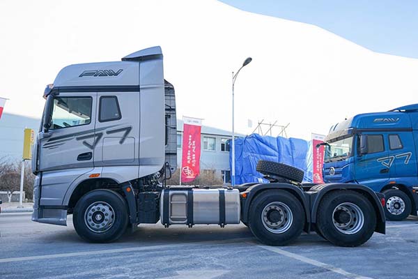 FAW Jiefang  Heavy Truck 560HP 6X4 Large Tractor 4